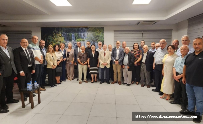 Konuşma yaparken notlara bakan, çözüm önerilerini anlatan kişi