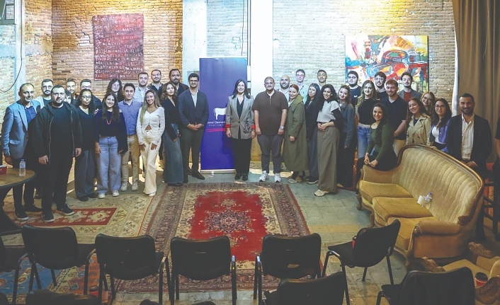 Çözüm önerilerini de anlattı başlıklı haber için ilgili kişi konuşurken gösteren fotoğrafın kısa betimlemesi