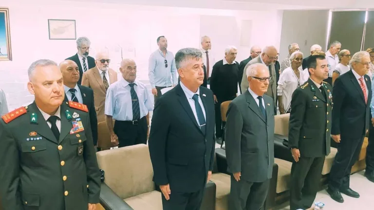 Kenan Çoygun’un anma töreninden çelenk ve çiçeklerle düzenlenen anma alanı