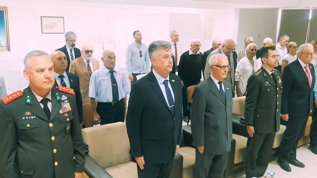 Kenan Çoygun’un anma töreninden çelenk ve çiçeklerle düzenlenen anma alanı