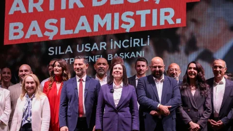 CTP adayları kürsüde, Ceyhun Kırok ve ekibi projelerini tanıtırken katılımcılar izliyor