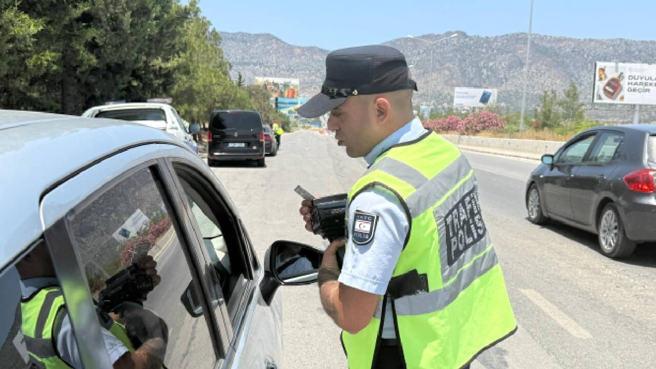 Trafik denetimi sırasında polis ekipleri ve men edilen araçlar sokakta