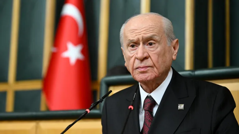 Devlet yetkilileri el sıkışırken, iki ülke dostluğunu ve iş birliğini yansıtan kare