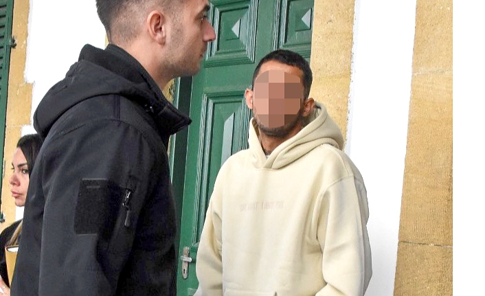 Durumu kritik başlığıyla ilişkilendirilebilecek belirsiz, ciddi bir sahne gösteren görsel