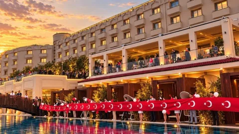 Merit Park Hotel’de Cumhuriyet Bayramı kutlamasında Türk bayrakları ve konuklar coşkuyla yer alıyor