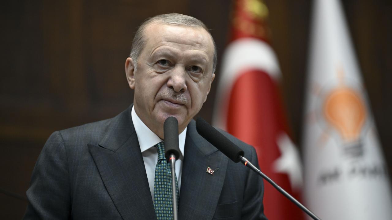 Cumhurbaşkanı Erdoğan konuşurken mikrofonlara bakıyor