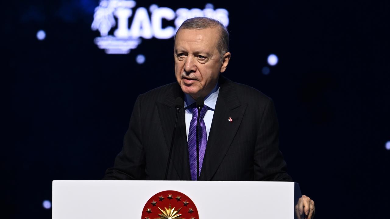 Cumhurbaşkanı Erdoğan konuşma yaparken kürsüde mikrofonlara bakıyor