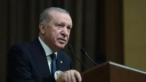 Cumhurbaşkanı Erdoğan konuşurken mikrofon önünde, resmi tören atmosferi