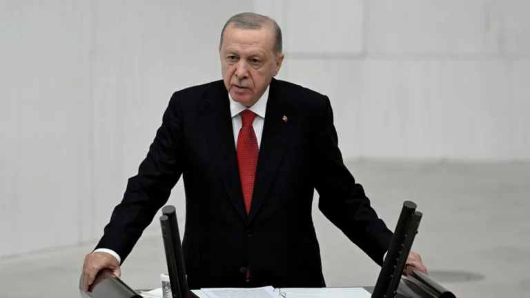 Cumhurbaşkanı Erdoğan canlı konuşma yaparken konuşma kürsüsünde mikrofonlara bakıyor
