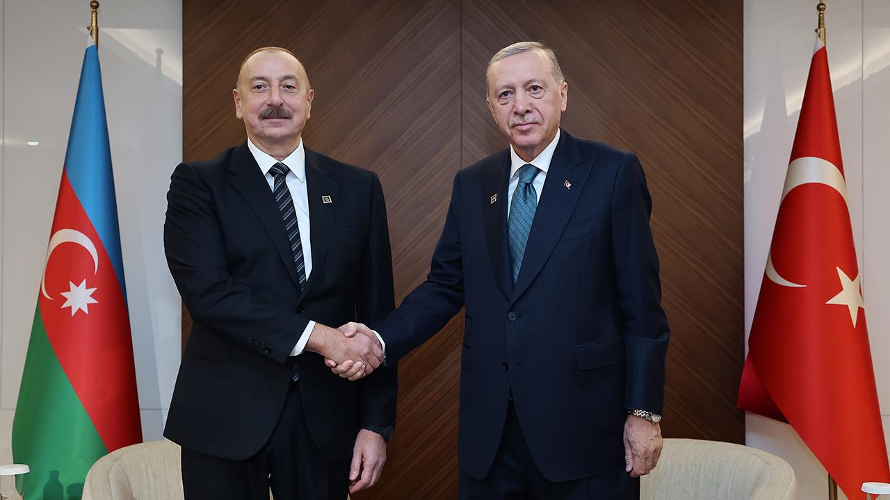 Cumhurbaşkanı Erdoğan ile Azerbaycan Cumhurbaşkanı Aliyev'in görüşme anı
