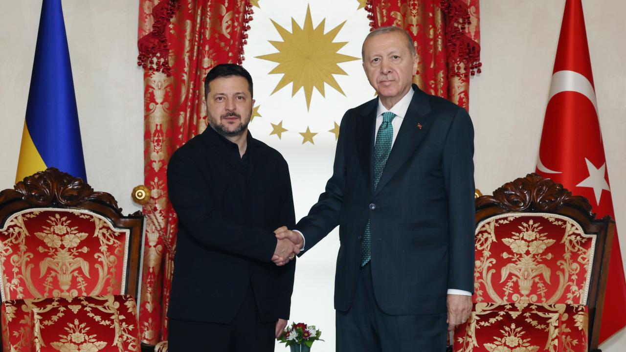 Cumhurbaşkanı Erdoğan kürsüde konuşurken, arka planda Türk bayrağı ve resmi ortam görünümü