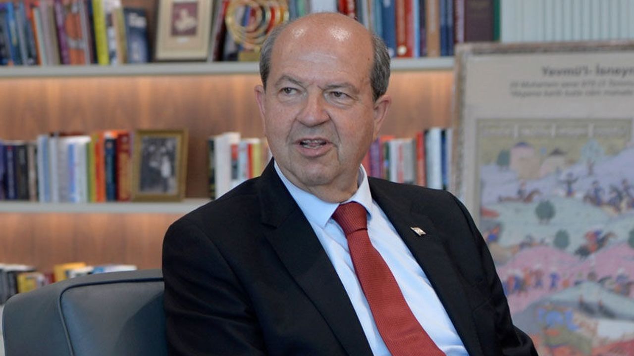 Tatar konuşma yapıyor; arka planda UBP amblemi ve parti renkleri görünüyor