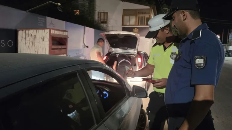İskele’de yapılan asayiş ve trafik denetimine ilişkin polis memurları ve trafik kontrol noktasını gösteren kare