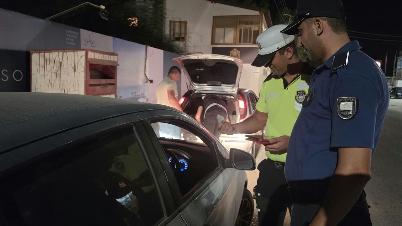 İskele’de yapılan asayiş ve trafik denetimine ilişkin polis memurları ve trafik kontrol noktasını gösteren kare