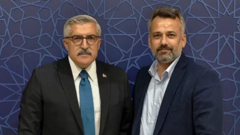 Yayınlanan fotoğrafta Cumhurbaşkanı Ersin Tatar ve İslam Yayman toplantı esnasında konuşuyor