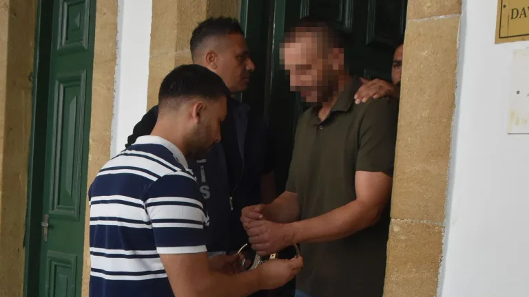 Evinde ele geçirilen cephanelik ve uyuşturucu maddelerle ilgili sorgulama sürerken şüpheli tutuklandı