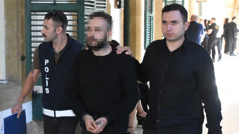 Uyuşturucu haplar yastık altında ve sigara paketinde ele geçirildiğine dair nesneler