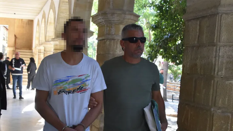 Uyuşturucu paketleriyle polis işlemi yapan görevli elleriyle paket tutuyor