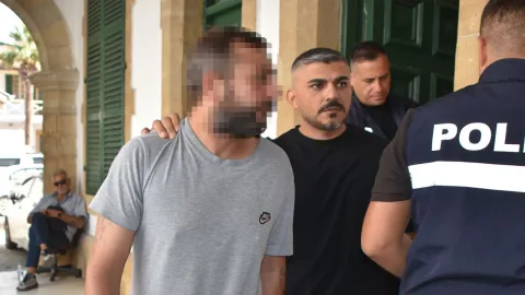 Narkotik köpeği Lokum görev başında, çevresinde görevliler ve çalışma alanı görülüyor