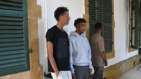 Mutfak masası üzerindeki paketler ve pantolon cebinde hassas terazi bulunduğuna dair sahne