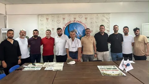 Soner Tekeli mikrofon önünde konuşuyor, Kıbrıs Türk Berberler Birliği başkanlığı adaylığını duyuruyor