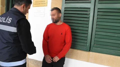 İhraç tehdidiyle kaçak yaşayan kişi duygusal ifade sergiliyor, arka planda ev içi ortamı belirsiz