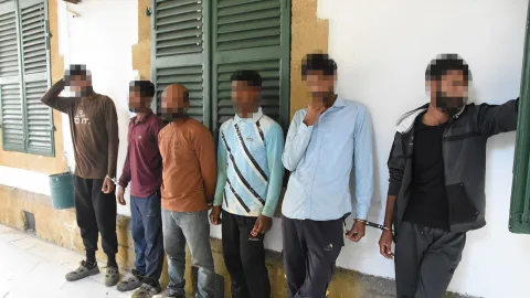 Yol kontrolünde durdurulan kişilere ilişkin polis aracı ve yetkililer gözetiminde kontrol yapılıyor