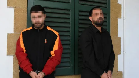 Ormanlık alana gömülen uyuşturucunun bulunduğu alan veya kazançla ilgili polis soruşturması görüntüsü