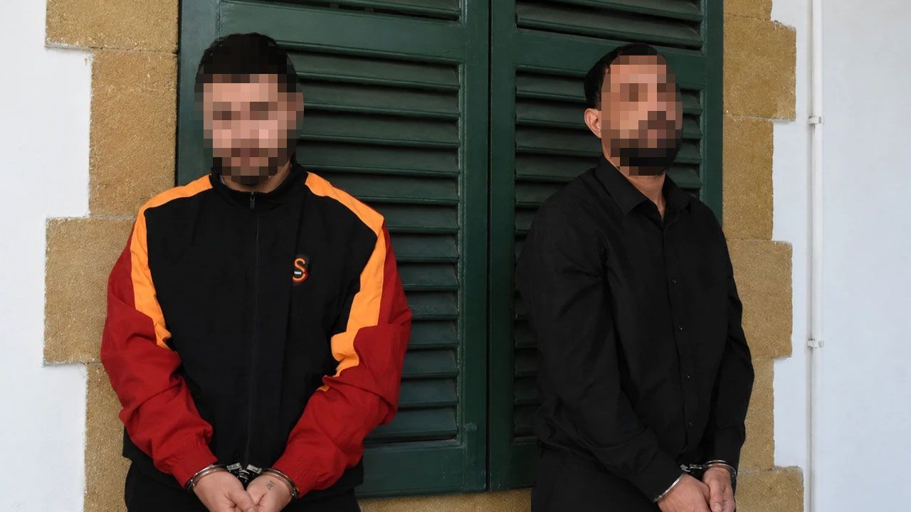 Ormanlık alana gömülen uyuşturucunun bulunduğu alan veya kazançla ilgili polis soruşturması görüntüsü