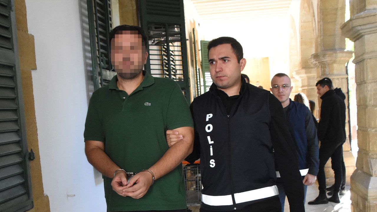 Lefkoşa adliyesi önünde bekleyen kişiler ve polis araçları