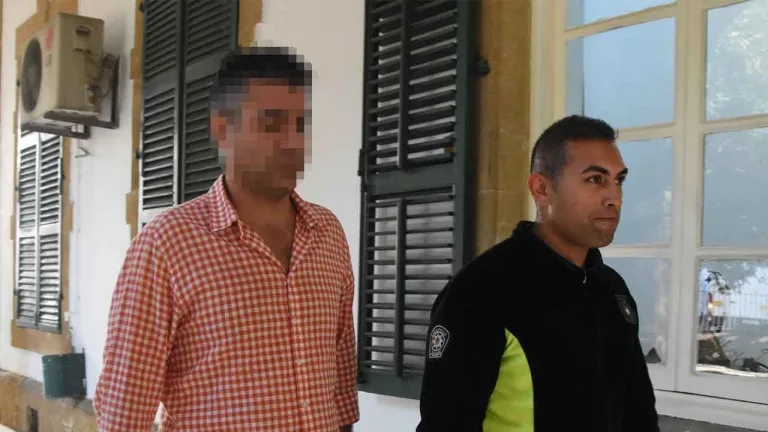 Kaza sonrası olay yerinde inceleme yapan polis ekipleri ve duran araçlar