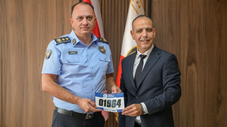 Ülker Lefkoşa Yarı Maratonu için toplanmış kalabalık koşucular, yarış hazırlıkları ve numaralı tişörtler