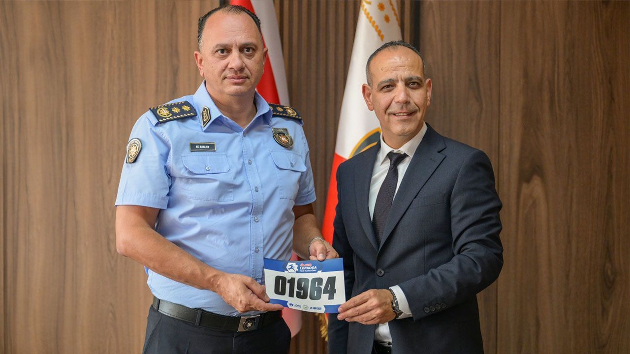 Ülker Lefkoşa Yarı Maratonu için toplanmış kalabalık koşucular, yarış hazırlıkları ve numaralı tişörtler