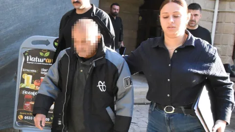 Babaannesinin yanında oturan çocuk, başlığı ve alt yazıda başka bilgi yok