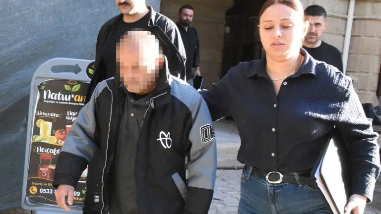 Babaannesinin yanında oturan çocuk, başlığı ve alt yazıda başka bilgi yok