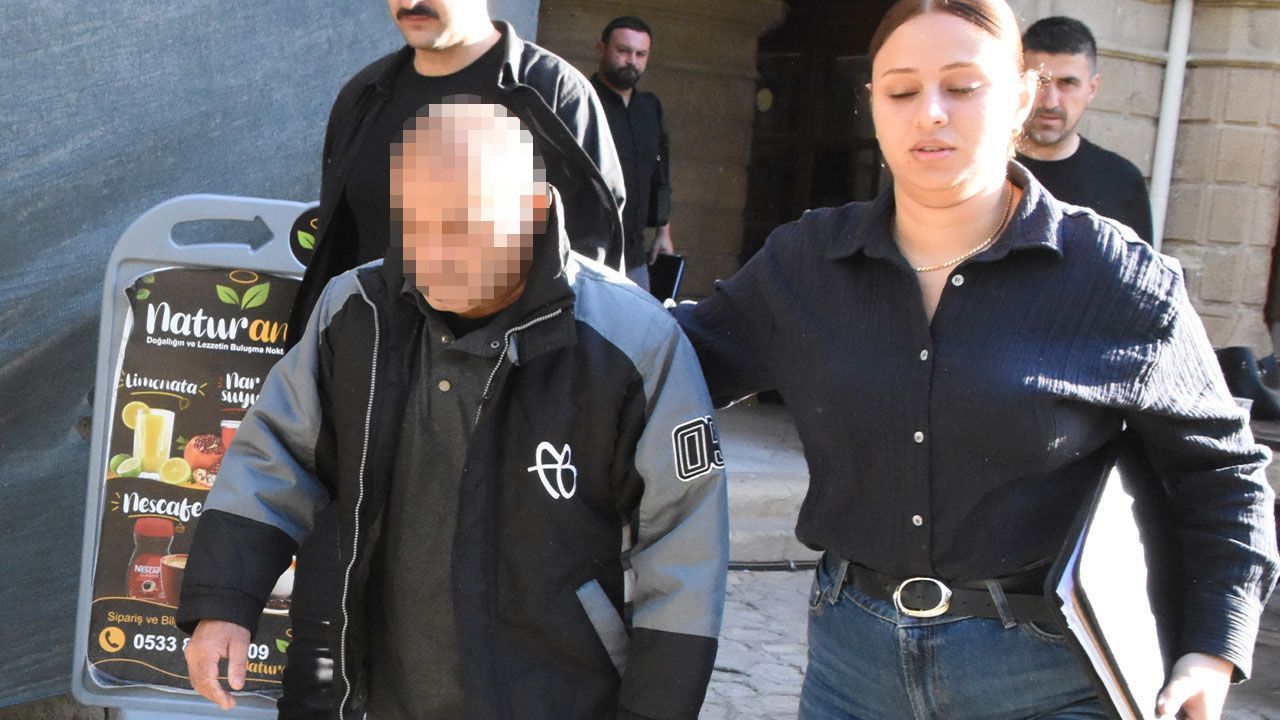 Babaannesinin yanında oturan çocuk, başlığı ve alt yazıda başka bilgi yok