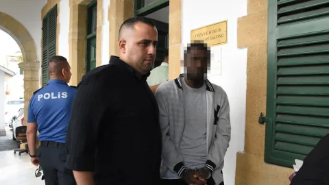 Öğrenci ve dolandırıcılık iddiasına ilişkin belirsiz sahne, yüzler veya mekân belirtilmemiş
