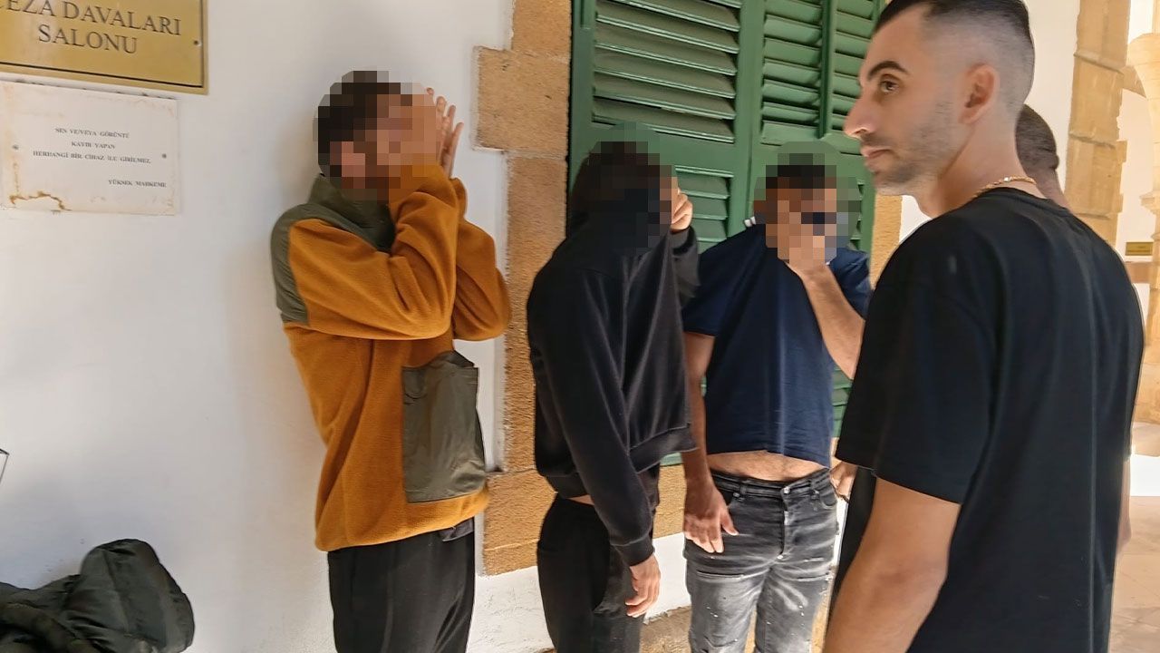 Üniversite kampüsündeki bir odada ele geçirilen uyuşturucuya ilişkin polis incelemesi