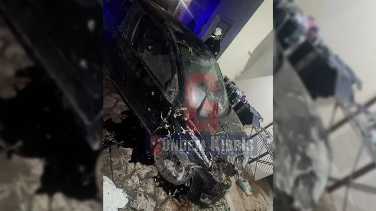 KKTC’de beş trafik kazası sonucu yaralanan dört kişiye müdahale eden olay yeri ve polis ekipleri
