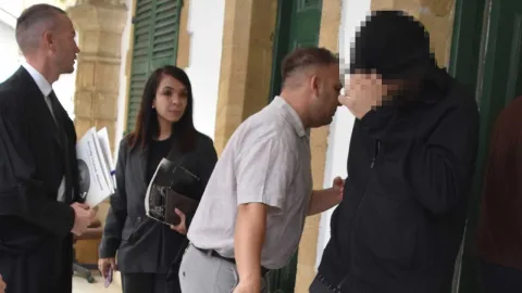 Şüpheliyle birlikte gözaltında bekleyen polis ekipleri ve el konulan belgeler