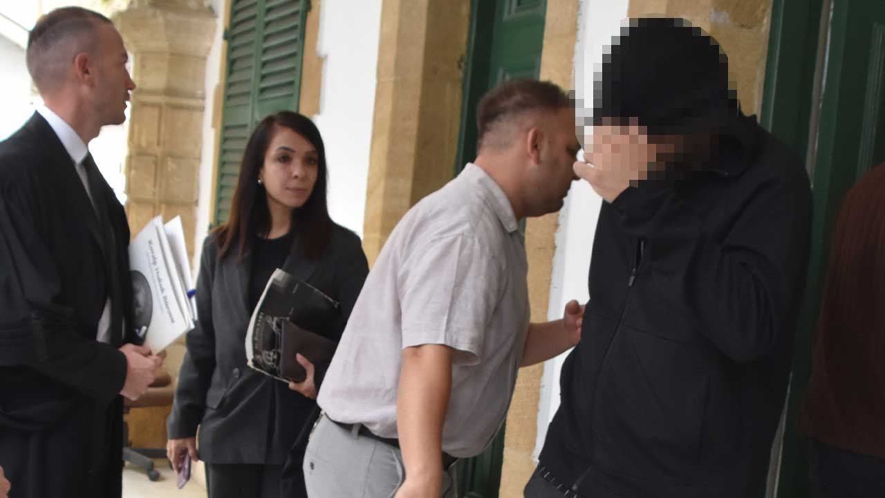 Şüpheliyle birlikte gözaltında bekleyen polis ekipleri ve el konulan belgeler