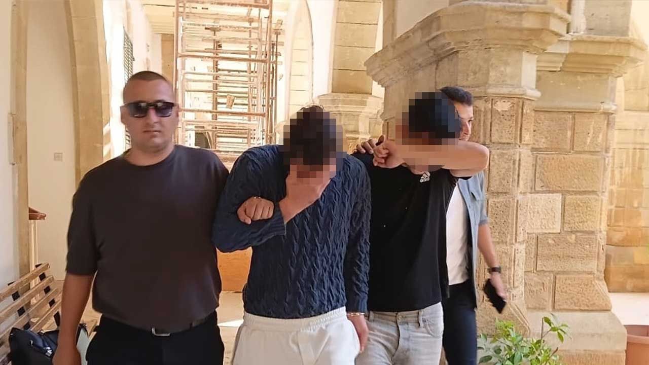 Lefkoşa’da büfeden hırsızlık olayıyla ilgili iki zanlının cezaevine gönderildiğine dair haber görseli
