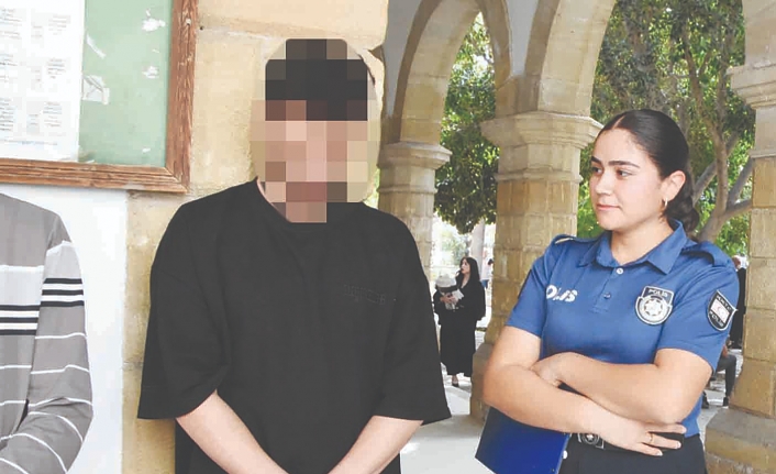 Geldiğine pişman olduğunu ifade eden kişinin yüz ifadesi ve bedenen geri çekilmiş hali