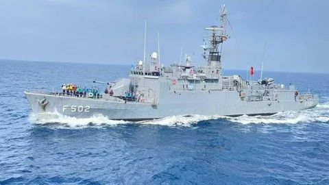 29 Ekim Cumhuriyet Bayramı’nda savaş gemileri ziyaret için iskeleye yanaşmış; ziyaretçilere açık olacak.