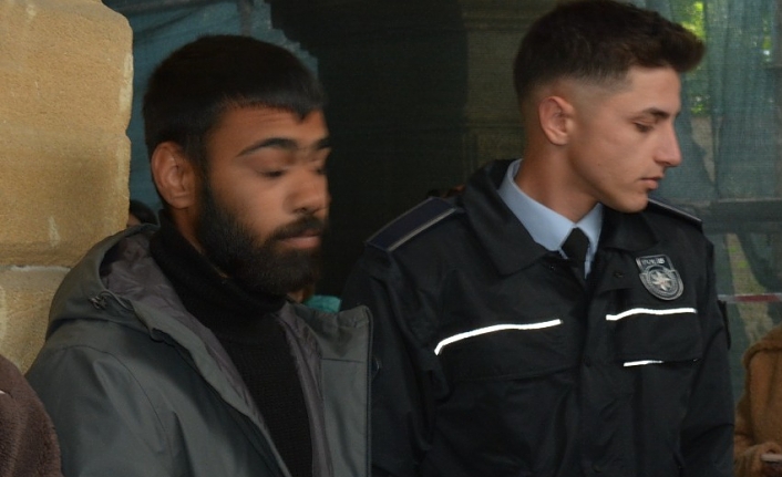Genç bir kişinin umutlu bakışlı portresi, arka planda belirsiz şehir dokusu