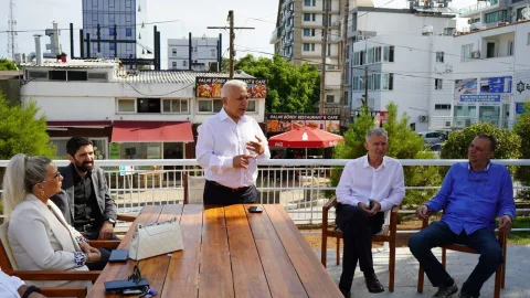 Dr. Paşaoğlu konuşurken belediye desteğinin eğitime ve yerli istihdama önemini vurguluyor