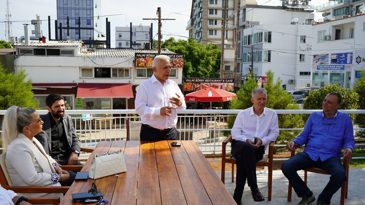 Dr. Paşaoğlu konuşurken belediye desteğinin eğitime ve yerli istihdama önemini vurguluyor