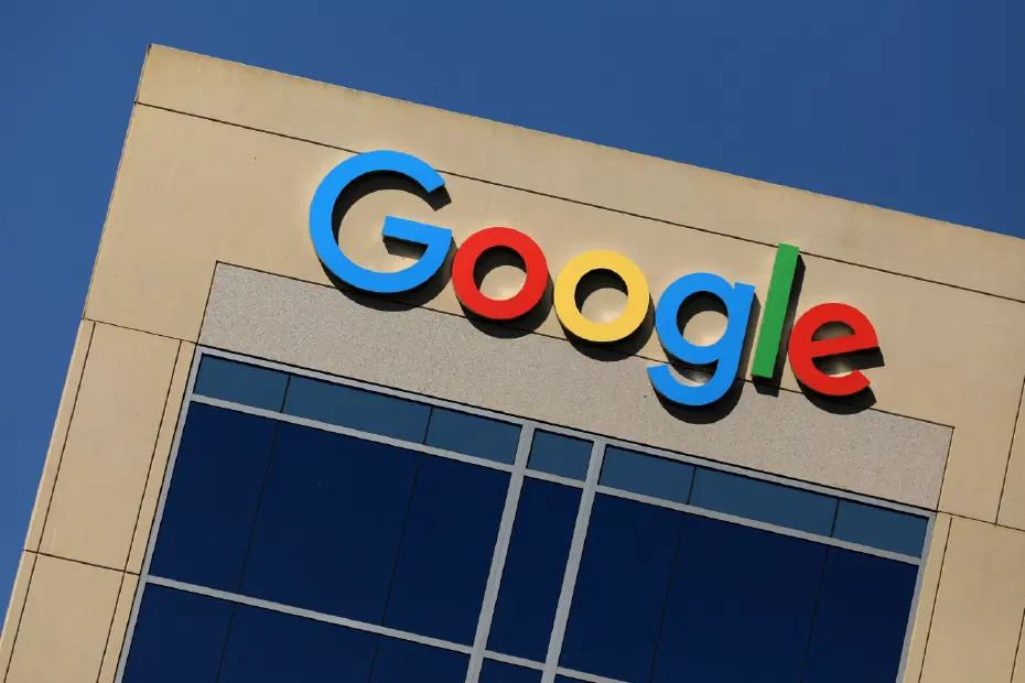 Google logosu ve Türkiye haritasını çağrıştıran, uygulamaya ait arayüz öğeleriyle minimal kompozisyon
