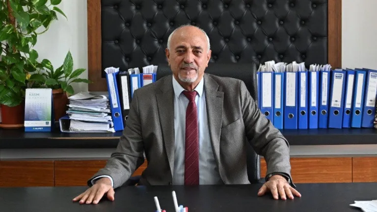 Uzun’un EL-SEN’e çağrısını ileten metin ve mesaj dokümanı tutulmuş bir el görüntüsü