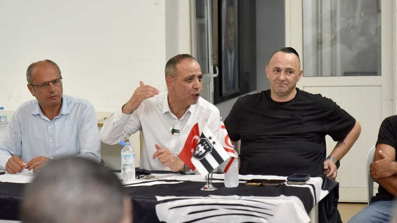 Harmancı, Yenicami Ağdelen Spor Kulübü ve GÖÇTAŞ’ı ziyaret ederken görülüyor